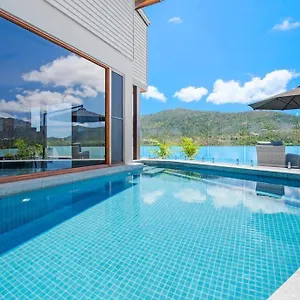 Holiday home 14 The Cove - Waterfront Whitsunday, Airlie Beach